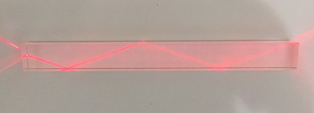 Totalreflexion von Laserlicht in Plexiglasstab